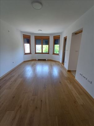Stan sa tri ostave i dva garažna mesta