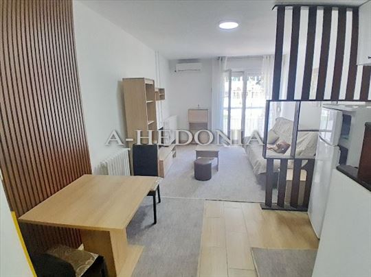 Zemun, Karađorđev trg, 0.5, renovirana, opremljena