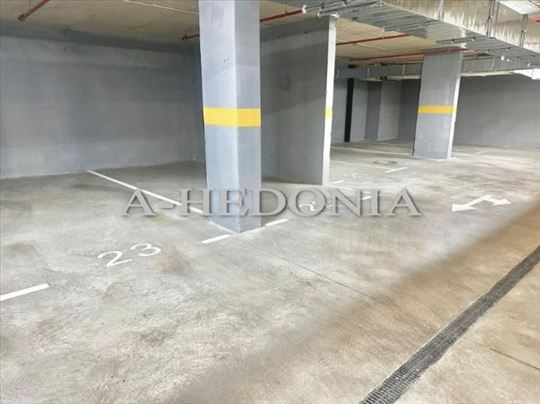 Crveni krst, novo garažno mesto, 14m2