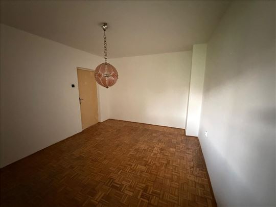 Julino brdo,trosoban,56m2,uknjižen,garaža