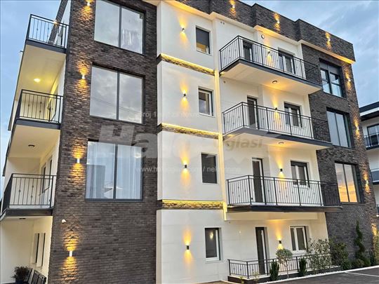 Lux useljiv u Stambenom Kompleksu kod Crkve na Led