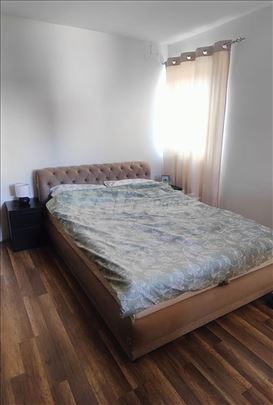 Nameštena garsonjera blizu parka – vlasnik