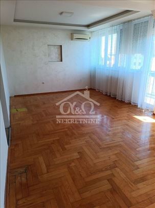 Renoviran dvosoban stan u širem Centru