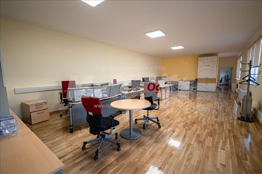 Uknjizen poslovni prostor Altina - 900m2