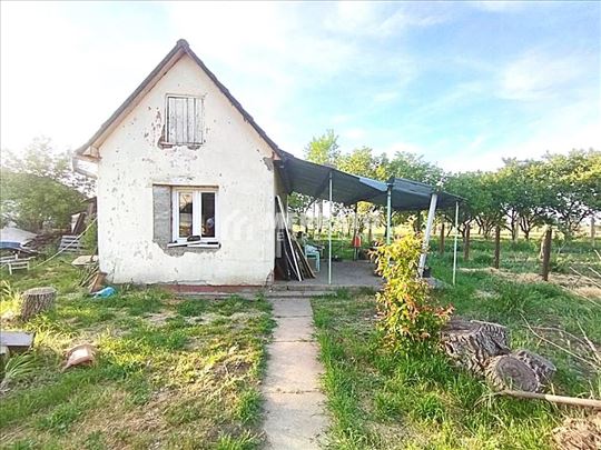 Vikendica na građevinskoj parceli od 29a, Melenačk