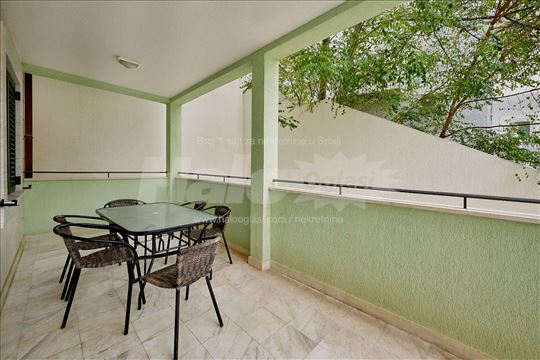 Apartman sa 4 spavace sobe, Sv.Stefan, 1 linija