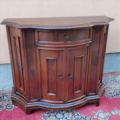 Elegantna Ocuvana Stilska Komoda