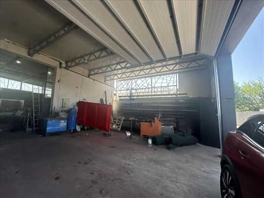 Hala, Surčin, 400m2 + 90m2