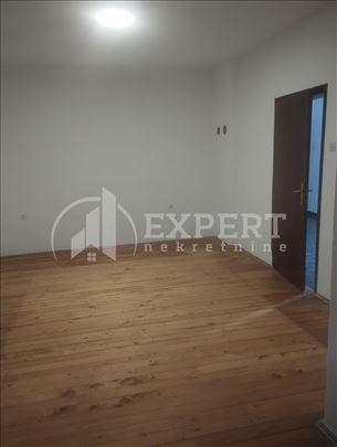 Izdaje se nenamešten stan u prizemlju kuće, 50m2