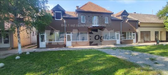 Kuća + 4 lokala, kompletno sređeno, centar