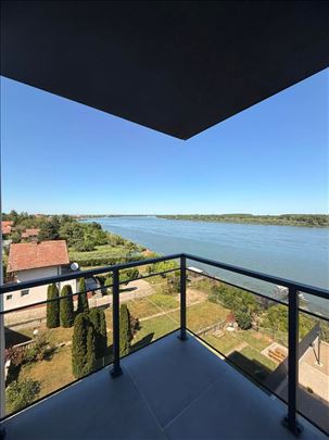 Luksuzan stan sa panoramskim pogledom na Dunav