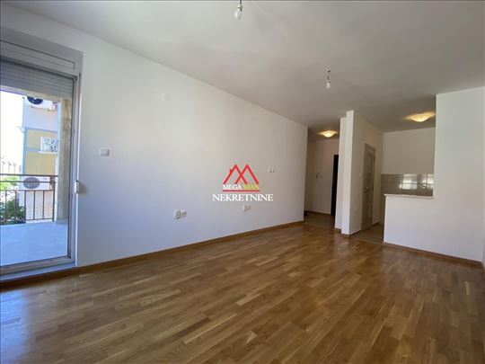 Neuseljavan dvoiposoban stan - 63m2 - Detelinara