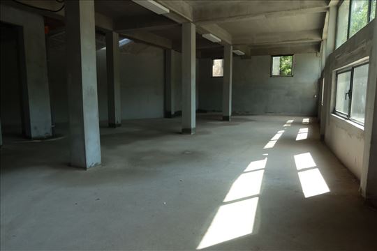 Poslovni prostor / lokal sa velikim dvorištem