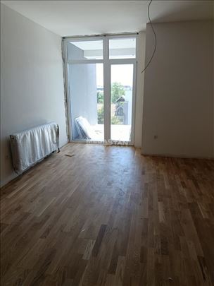 Prelep, odličnog rasporeda, dve lođe