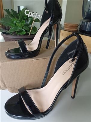 Boohoo crne visoki sjaj sandale br.38 NOVO
