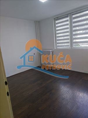 Izdaje se dvoiposoban stan u centru, 52m2, na treć