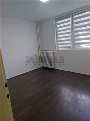Izdaje se dvoiposoban stan u centru, 52m2, na treć
