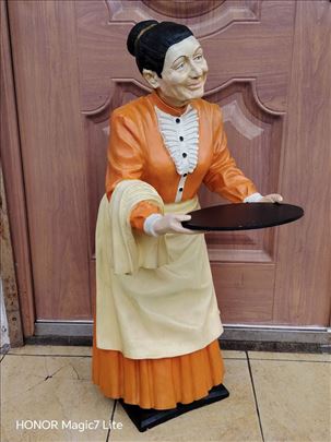Prelepa Dekor Figura Sluzavka
