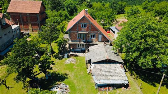 TOP useljiva kuća 196m2,plac 10ar, 2 nivoa, garaža