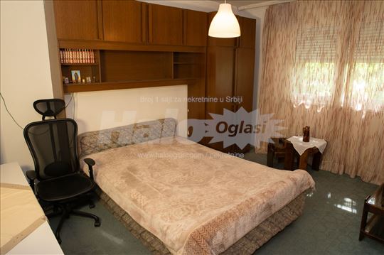 Voždovac, prizemlje, 43 kvadrata, dve terase