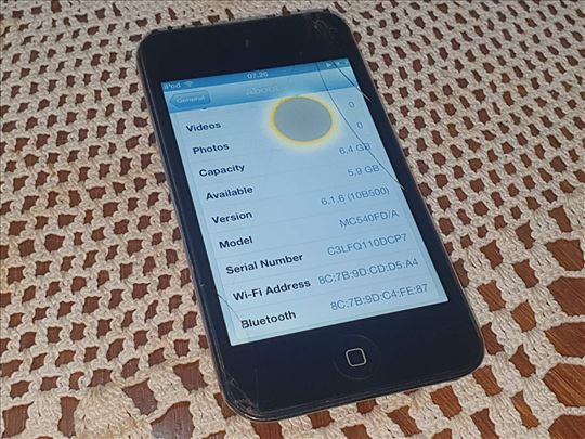 iPod touch 4th Gen 8GB 4 generacija mp3 plejer