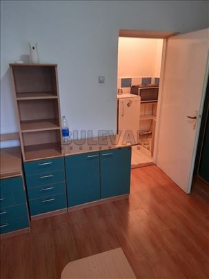 Izdaje se garsonjera u centru,kod Pravnog i Ekonom