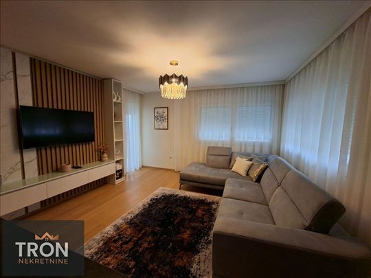 Komforan dvosoban stan 200m od pijace 63m2