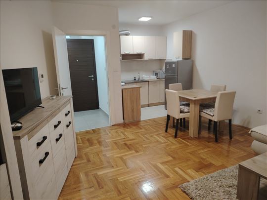 Namešten dvoiposoban stan-Drvarska,52m2