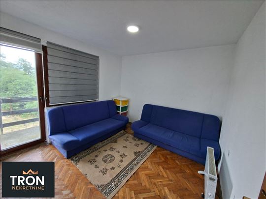 Trosoban stan kod osnovne škole 100m2