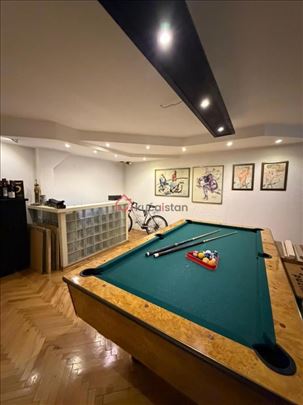 Beautiful home with 3 Garages at Prime location