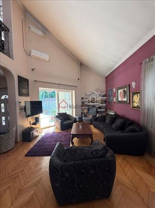 Beautiful home with 3 Garages at Prime location