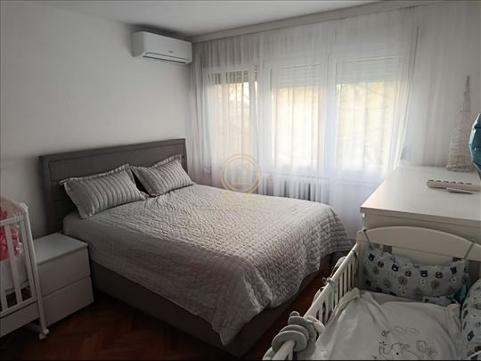 Na prodaju trosoban stan na Bulevaru Nemanjica
