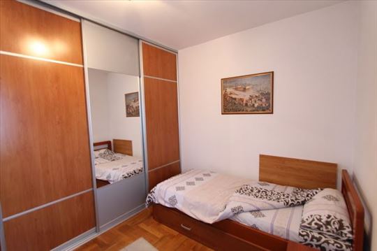 Ormar sa kliznim vratima