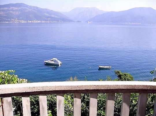Apartmani 10 metara od mora, Krašići