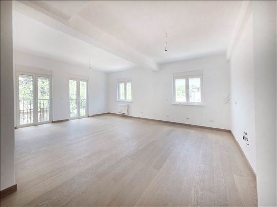 4.0, 105 m2 + 25 m2, neuseljavan, garažno mesto