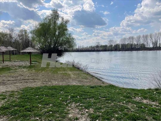 Kuća u Sanadu i 9 ari placa,uknjižena,pored plaže