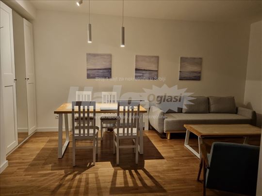 Moderno opremljen stan i garaža u novogradnji