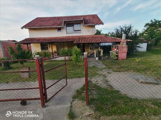 Borča Kuća 136 kv , sa 6 ari placa