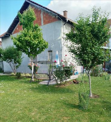 Kuća u Zemunu-Altina, sa 2 stana,garaža,pom.obj.