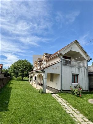 Dve kuće na 10.5a placa, prelepo dvorište
