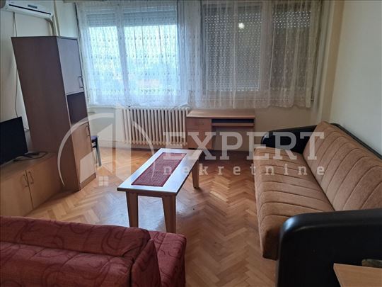 Izdaje se odlična garsonjera na Bulevaru Nemanjića
