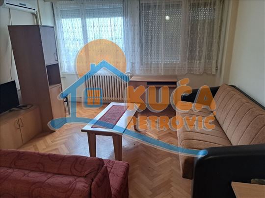 Izdaje se odlična garsonjera na Bulevaru Nemanjića