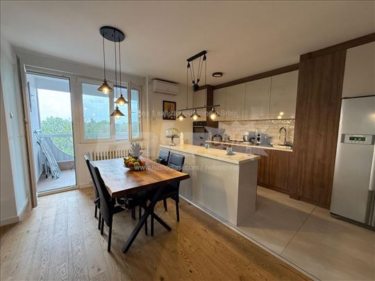 Uknjižen, kompletno renoviran stan 65 m² u Zemunu