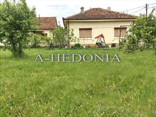 Krnjača, trosobna kuća sa placem od 19 ari