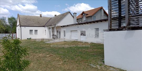Renovirana kuća sa 17 ari zemljišta i voćnjakom