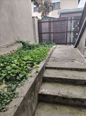 Kuća u zajedničkom dvorištu Banjička