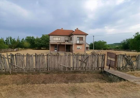 Na prodaju kuca u Resniku 