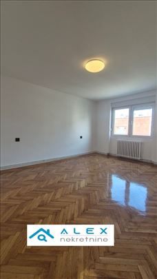 Trosoban renoviran stan na Adamovićevom naselju
