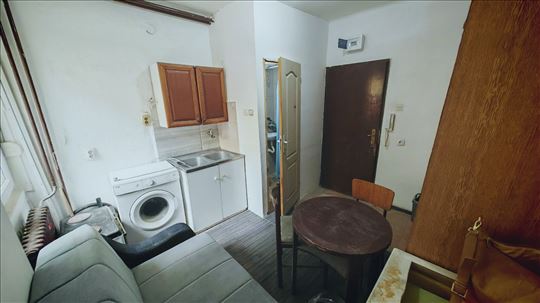 Zemun-Alaska,10m2-uknjižena garsonjera