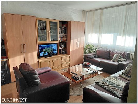 4,0 Uknjižen, očuvan, divan pogled